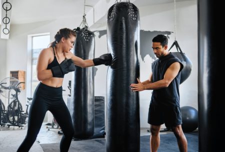 Olika övningar på en boxsäck