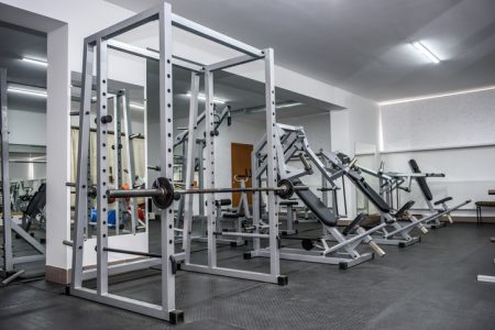 Ett rack på ett kommersiellt gym
