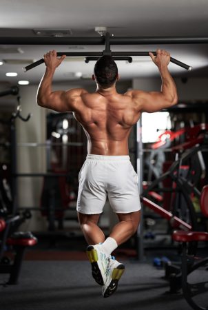 Vanliga chins i en pull up bar på gymmet