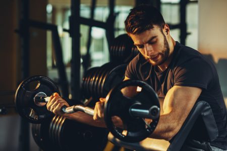 En skivstång som kan träna biceps och triceps